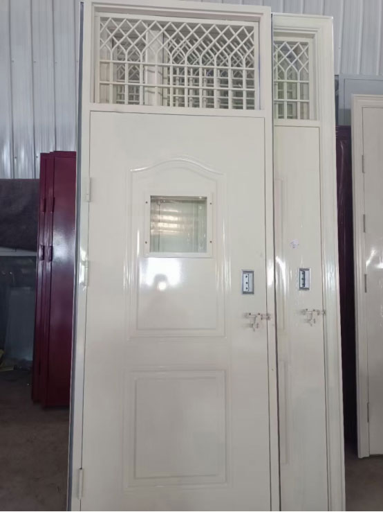 新源学校教室门