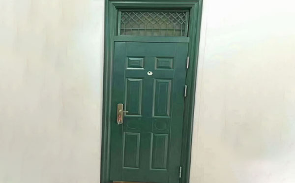 新源学校教室门