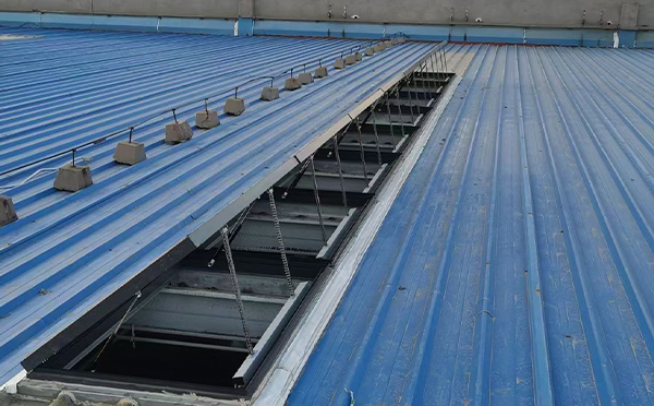 某城市大型商业综合体中庭新源排烟窗工程