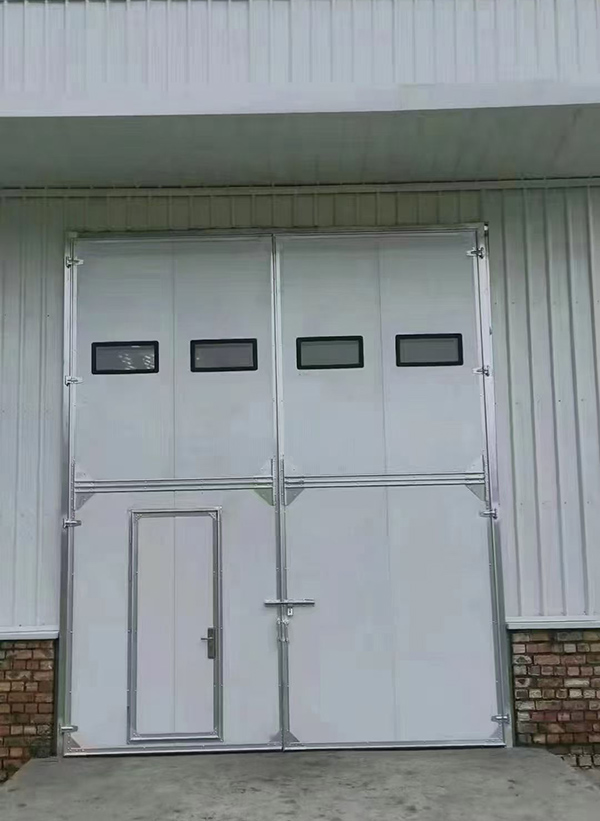 新源工业门在设备装配车间出入口的实施记录